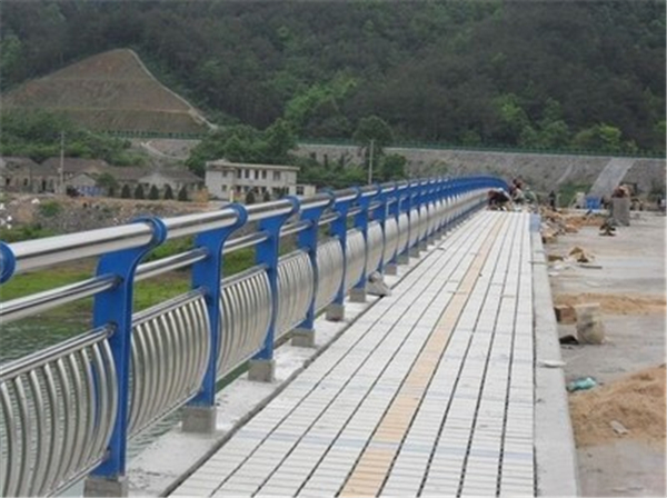 南通不锈钢桥梁护栏的特性及其在现代建筑中的应用
